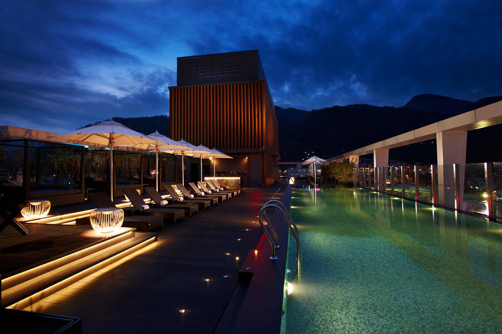 礁溪晶泉丰旅 Wellspring By Silks Jiaoxi Hotel Exterior photo The swimming pool at The Landmark Mandarin Oriental