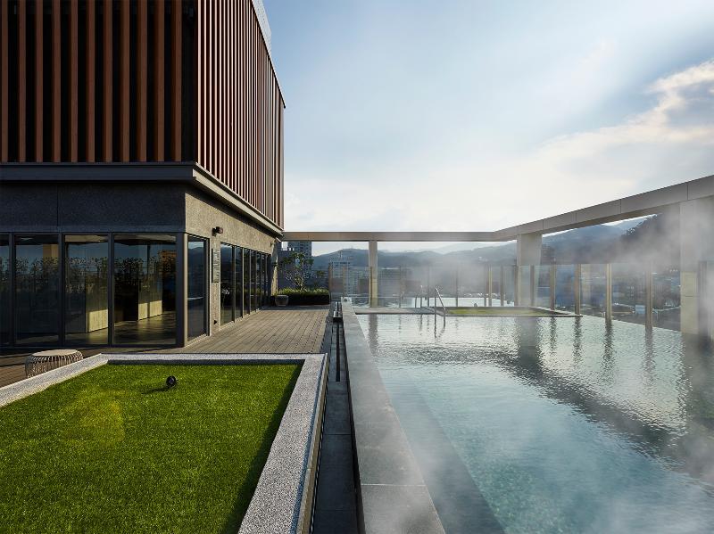 礁溪晶泉丰旅 Wellspring By Silks Jiaoxi Hotel Exterior photo The rooftop pool at the hotel